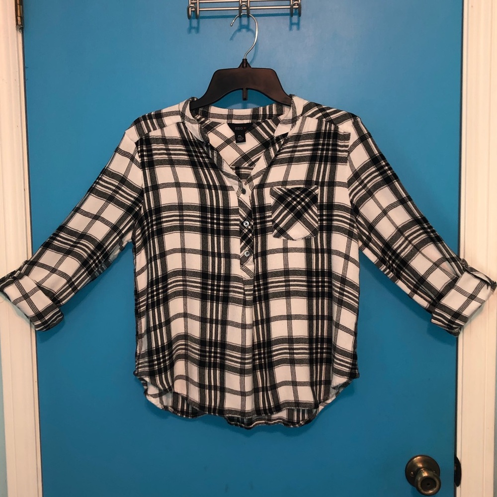 intro. Plaid Flannel Style Black and White Blouse